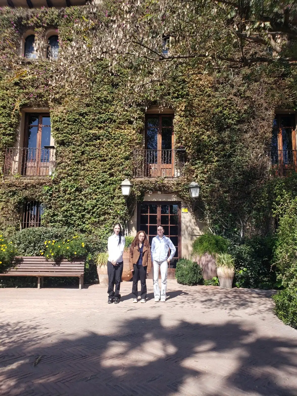 Stagiaires Erasmus+ devant le restaurant o&ugrave; ils effectuent leur stage &agrave; Barcelone.