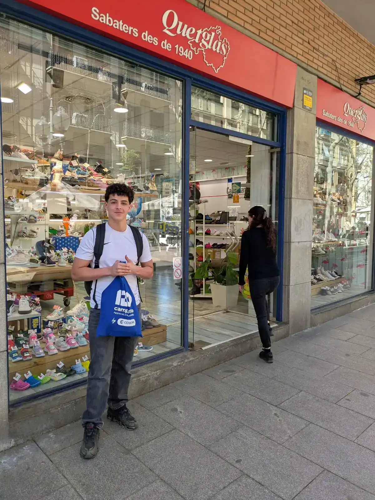 Jeune en mobilit&eacute; Erasmus+ devant une boutique de Barcelone