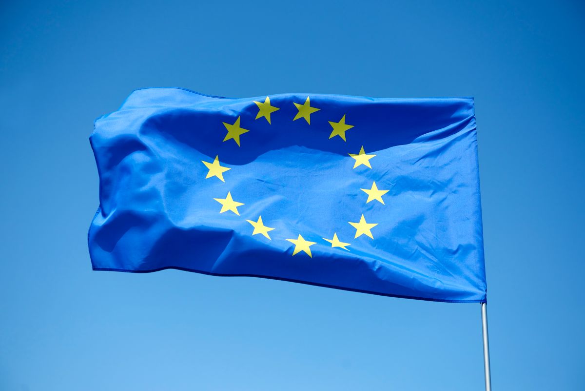 drapeau europ&eacute;en symbolisant erasmus+