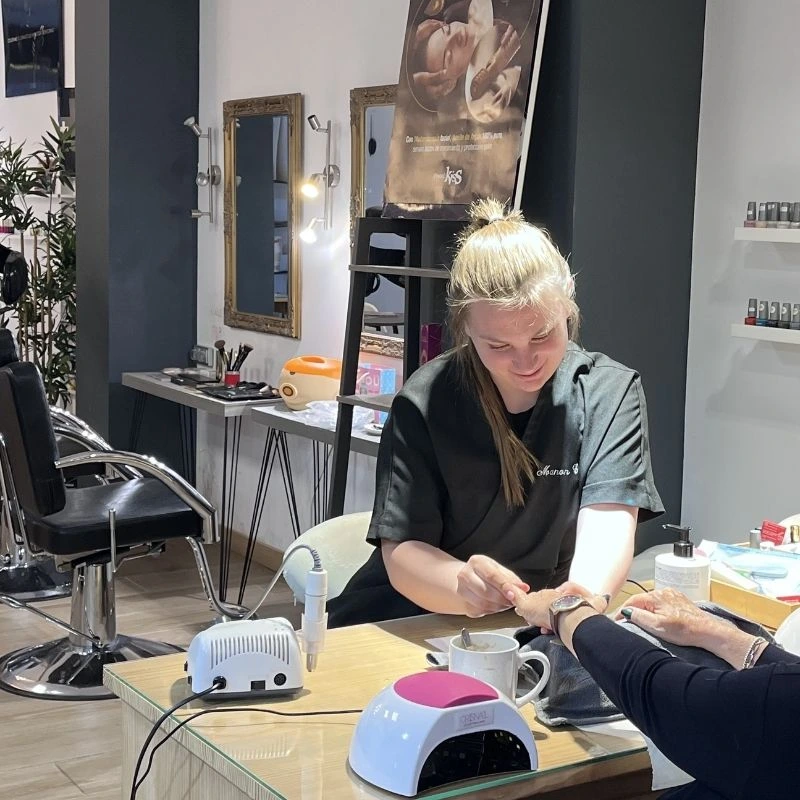 Alumna Erasmus+ en pr&aacute;cticas de est&eacute;tica